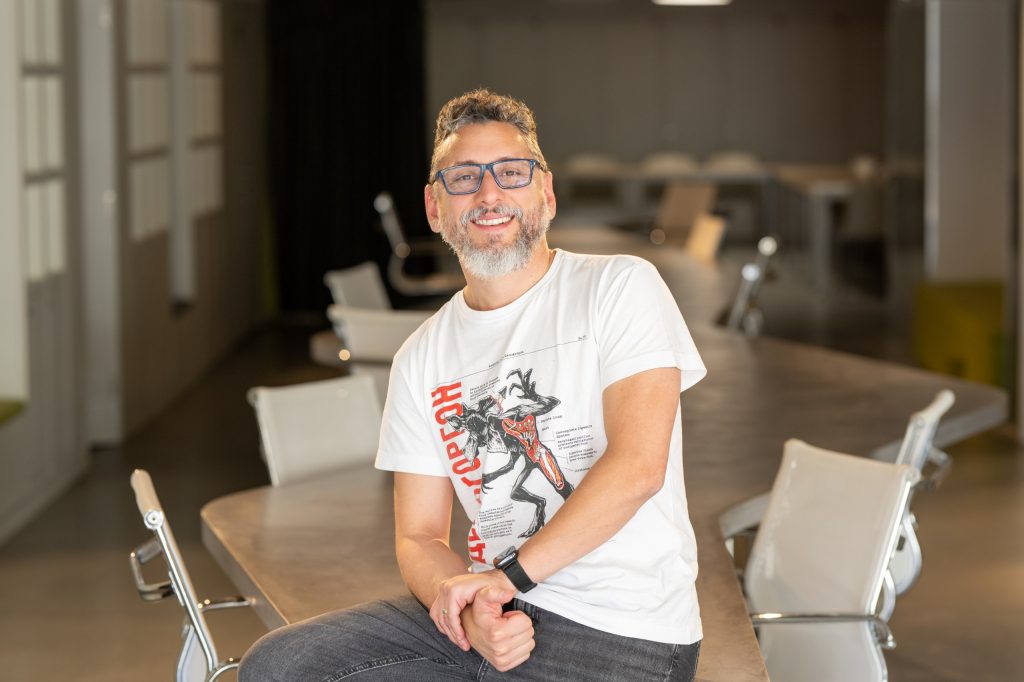 Leo Menéndez, sentado en una cafetería